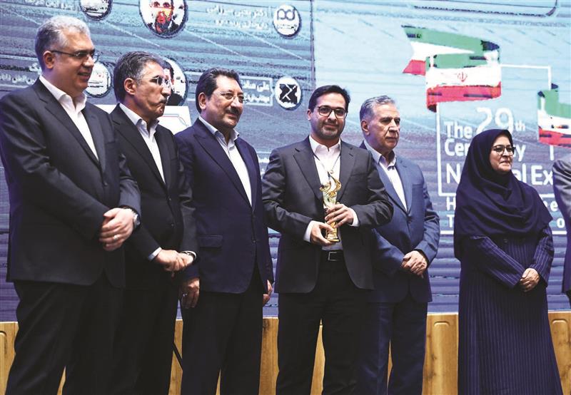 فولاد هرمزگان عنوان صادركننده نمونه ملی را كسب كرد